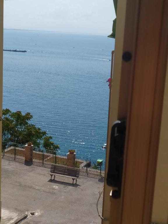 O vedere generală la mare sau o vedere la mare
luată din acest apartament