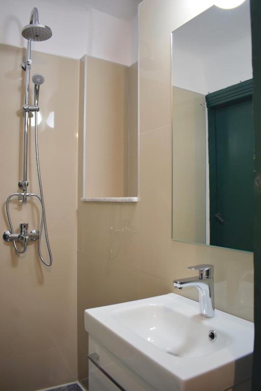 Kúpeľňa v ubytovaní Stylish, Basement Studio with Roof Top Access - EP9B