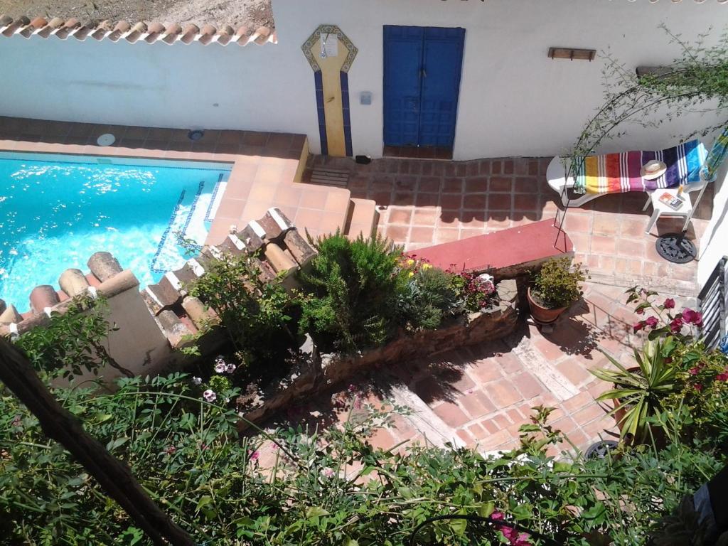 - une vue sur la piscine et le jardin dans l'établissement Villa Carlitos, à Comares