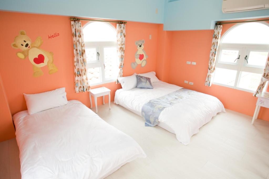 Postel nebo postele na pokoji v ubytování Decoupage Manor