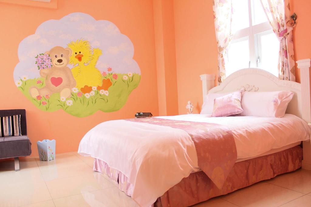 Postel nebo postele na pokoji v ubytování Decoupage Manor