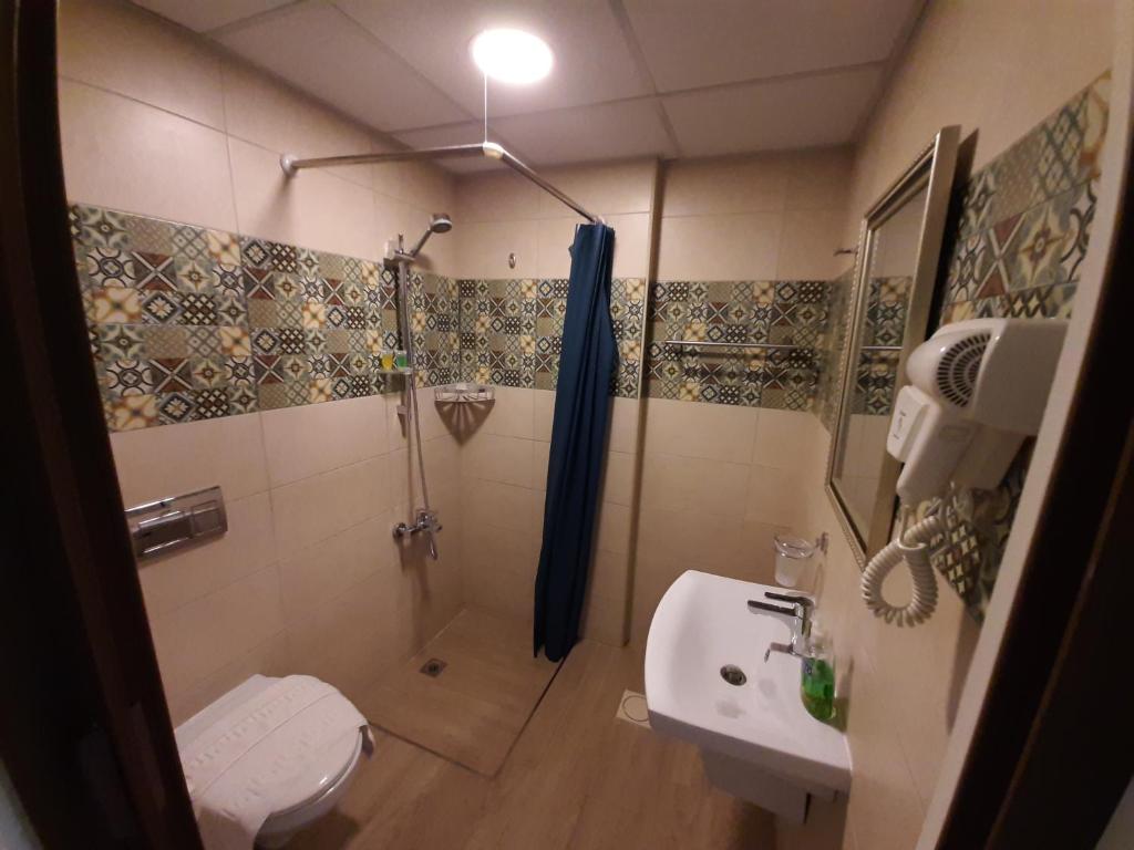 Koupelna v ubytování Layaali Amman Hotel
