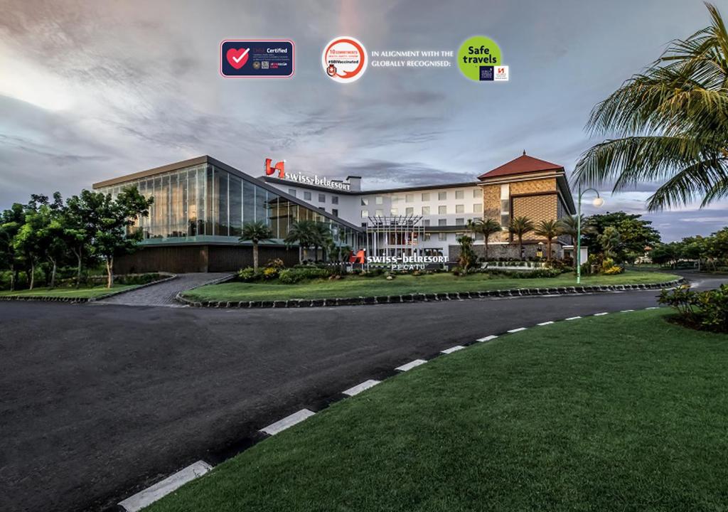 un edificio con una carretera delante de él en Swiss-Belresort Pecatu, en Uluwatu