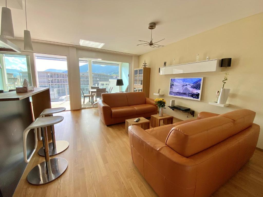 un soggiorno con divano e tavolo di At Rinaldi 22 a Davos