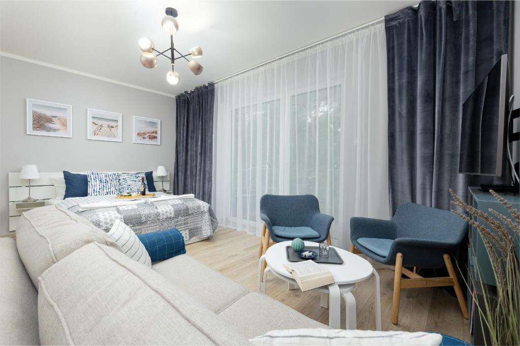 Ένα ή περισσότερα κρεβάτια σε δωμάτιο στο Nadmorskie Studio z Balkonem - Grunwaldzka Pobierowo by Noclegi Renters