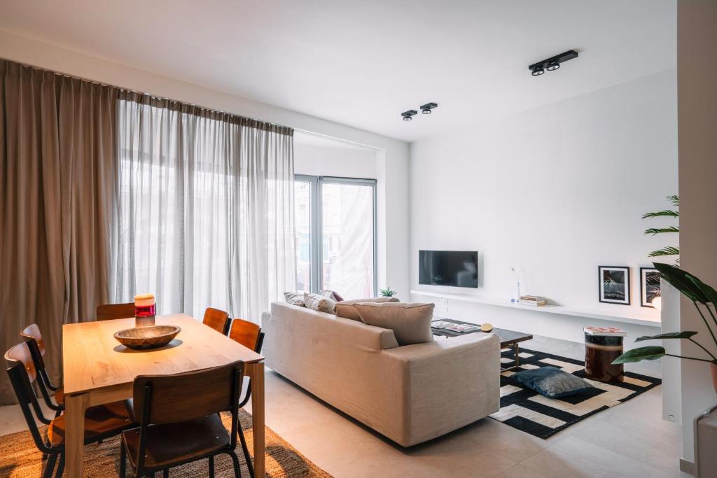 uma sala de estar com um sofá e uma mesa em Smartflats - River View Ghent em Gante