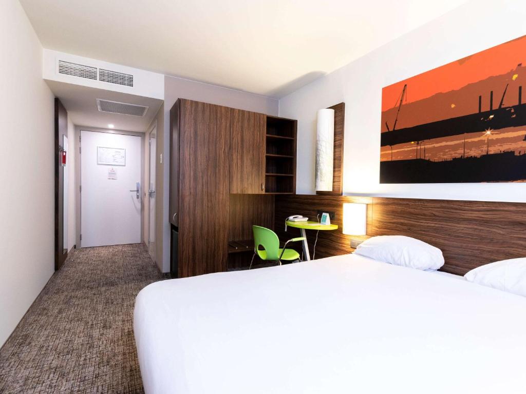 Postel nebo postele na pokoji v ubytování ibis Styles Zeebrugge