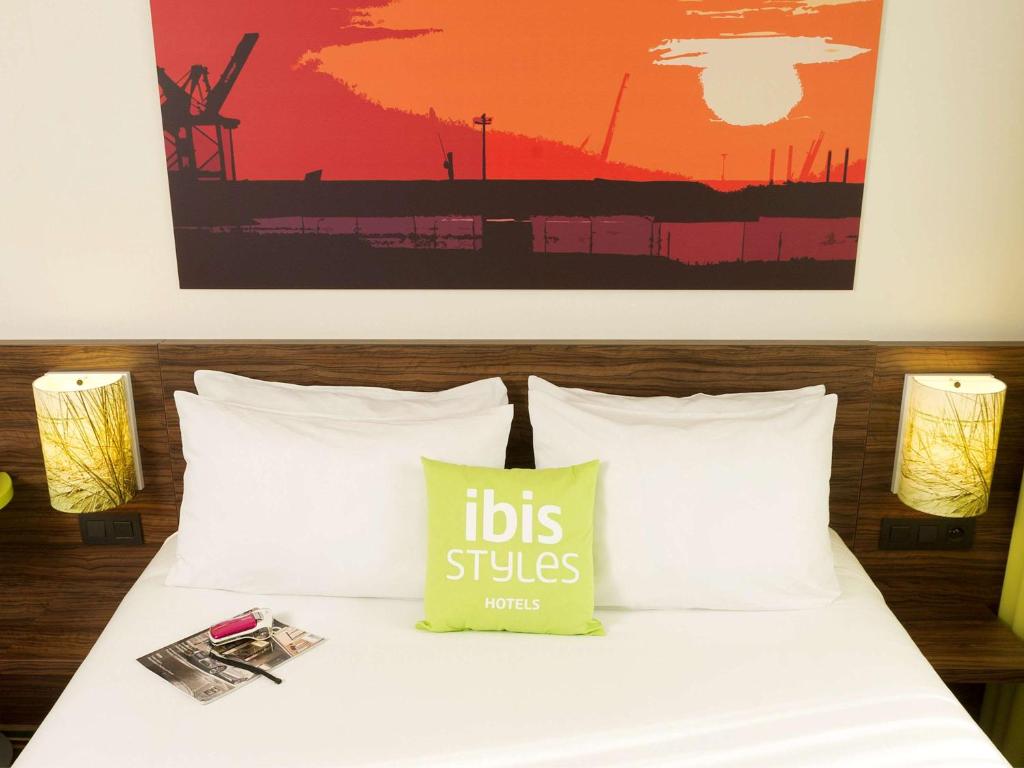 Postel nebo postele na pokoji v ubytování ibis Styles Zeebrugge