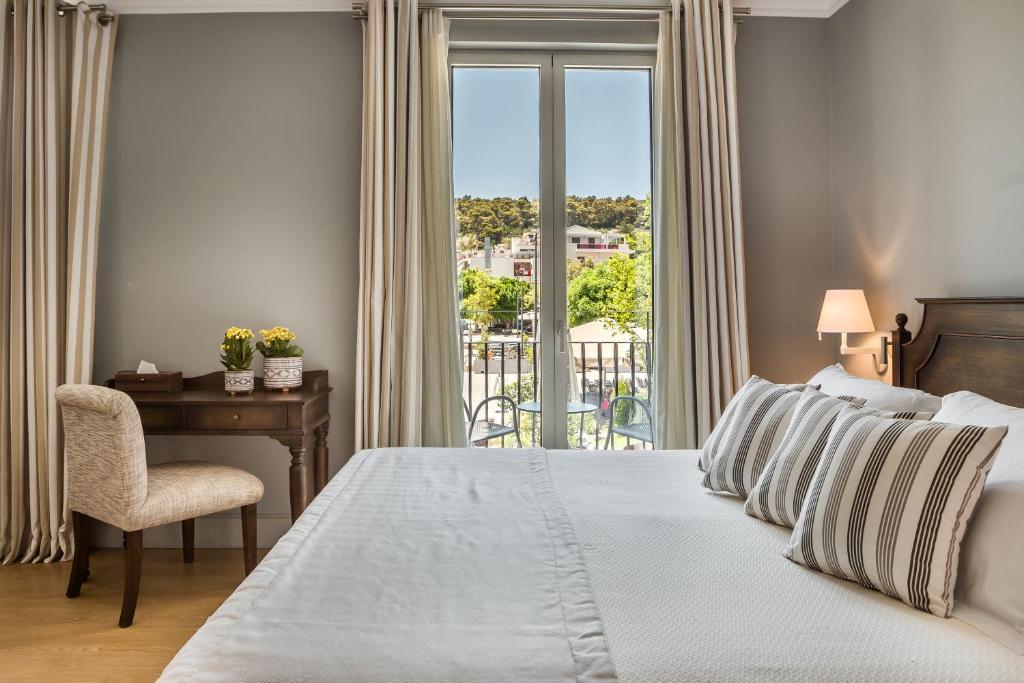 Postel nebo postele na pokoji v ubytování Aenos Hotel