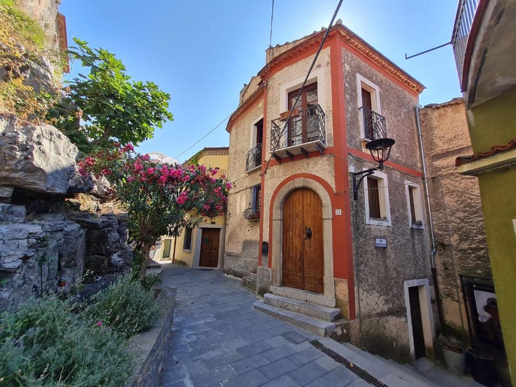 Une allée avec un bâtiment doté d'une porte en bois dans l'établissement Il mercadante casa vacanze, à Torraca