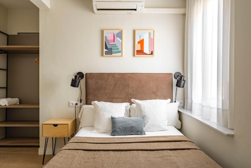 Posteľ alebo postele v izbe v ubytovaní Aspasios Rambla Catalunya Apartments
