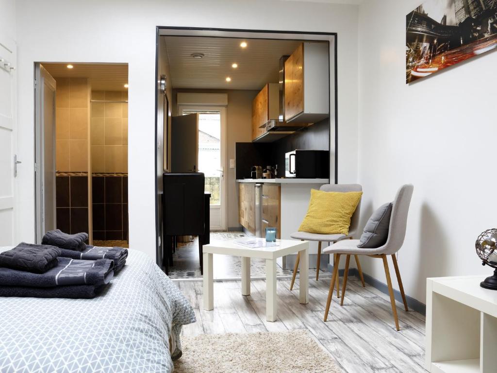 サン・クエンティンにあるTrankil'Apparts Gareのベッドルーム1室(ベッド1台、テーブル、椅子付)