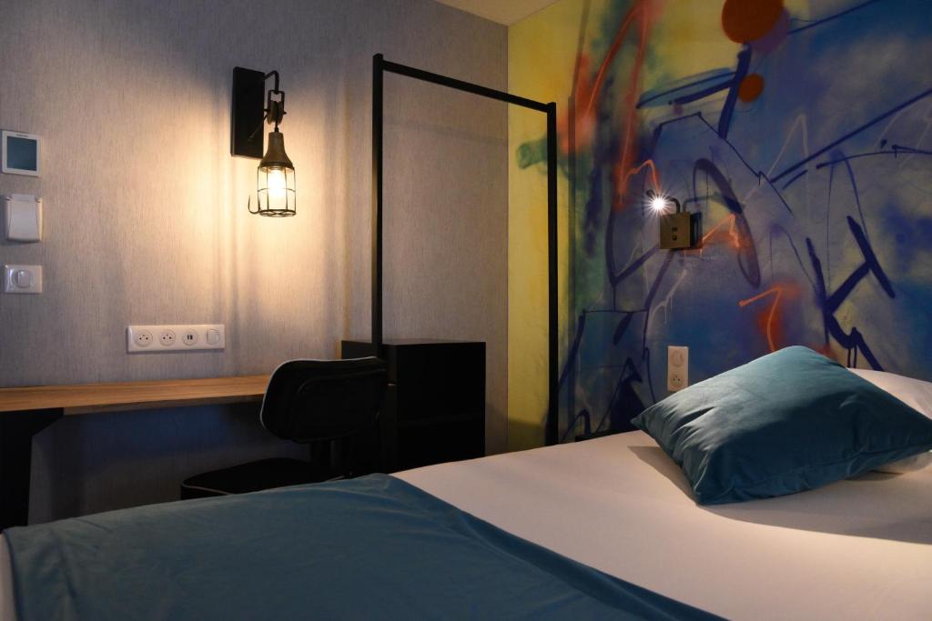 Postel nebo postele na pokoji v ubytování The Originals Boutique, Hôtel Montélimar