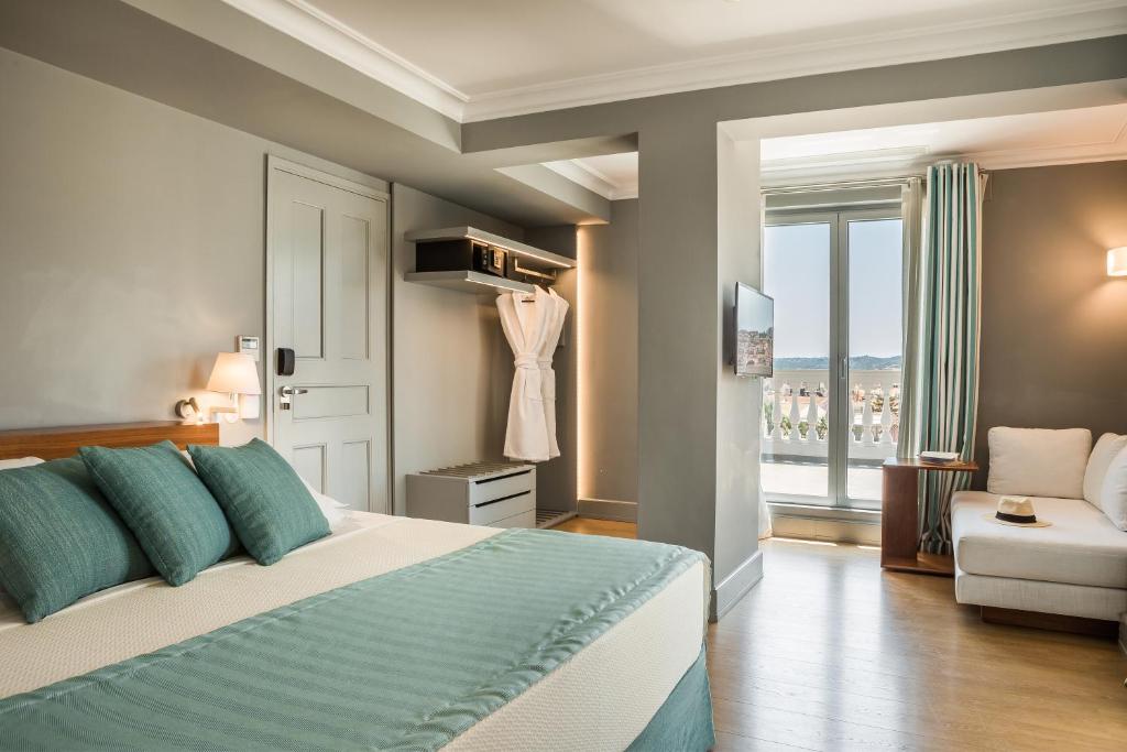 Postel nebo postele na pokoji v ubytování Aenos Hotel