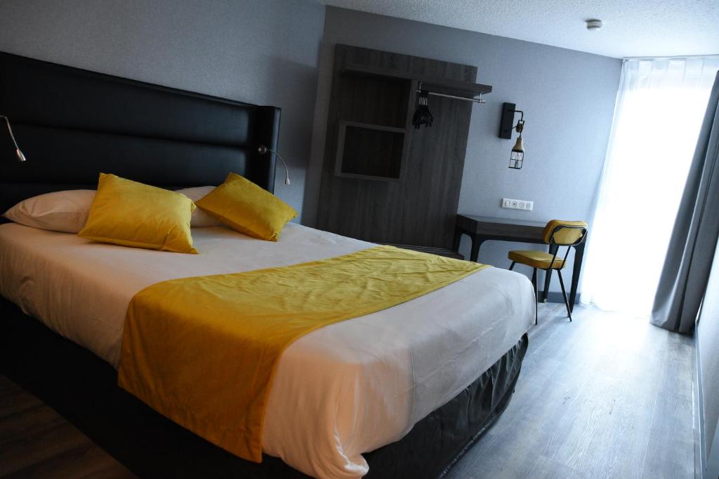 Postel nebo postele na pokoji v ubytování The Originals Boutique, Hôtel Montélimar