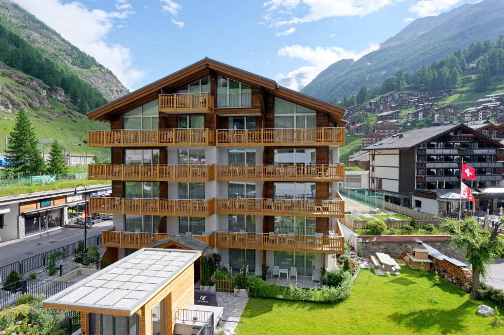 una vista aérea de un edificio con montañas en el fondo en Naco Aparthotel by Arca Spa, en Zermatt