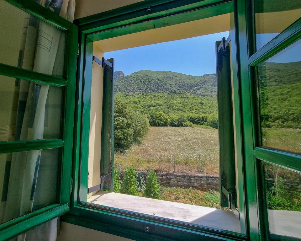 Nespecifikovaný výhled na hory nebo výhled na hory při pohledu z hotelu