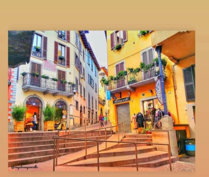 um grupo de edifícios e escadas numa cidade em Casa Mirella em Lovere