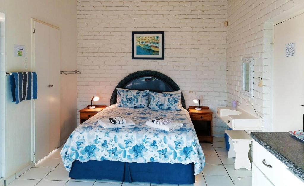 Boathouse Bed and Biscuit - Upper Deck tesisinde bir odada yatak veya yataklar