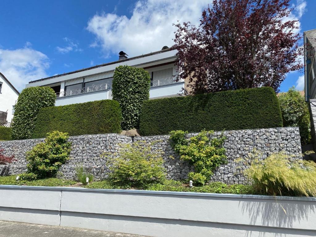 eine Haltewand vor einem Haus in der Unterkunft Das Gabionenhaus in Schmallenberg