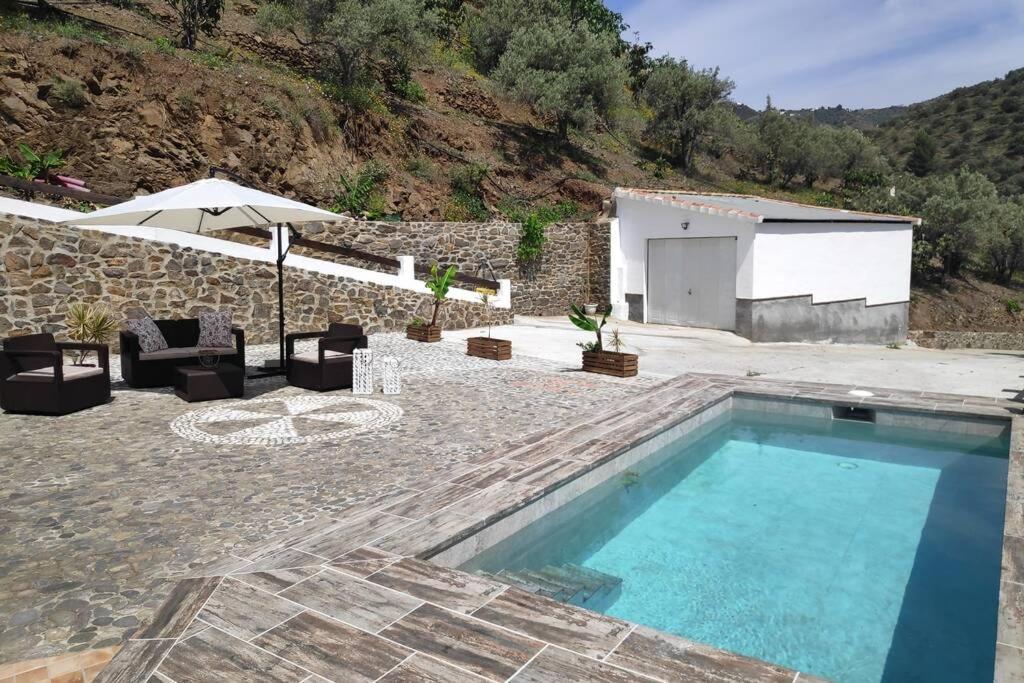 basen przed budynkiem z górą w obiekcie Casa rural Cortijo El Verdial w mieście Torrox