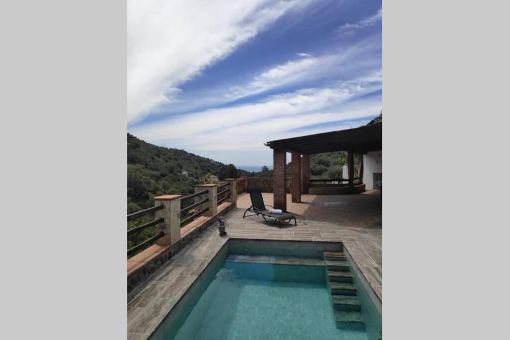 basen na dachu domu w obiekcie Casa rural Cortijo El Verdial w mieście Torrox