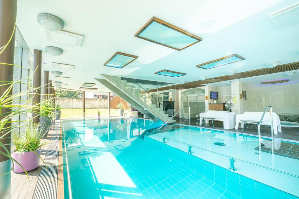 Bazén v ubytování Johan Design & SPA Hotel nebo v jeho okolí