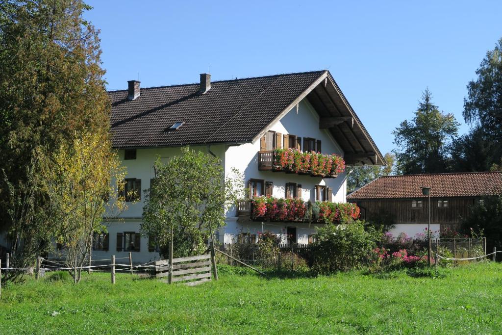 ein Haus mit Blumenkästen an der Seite in der Unterkunft Ferienwohnung Leitner in Kiefersfelden