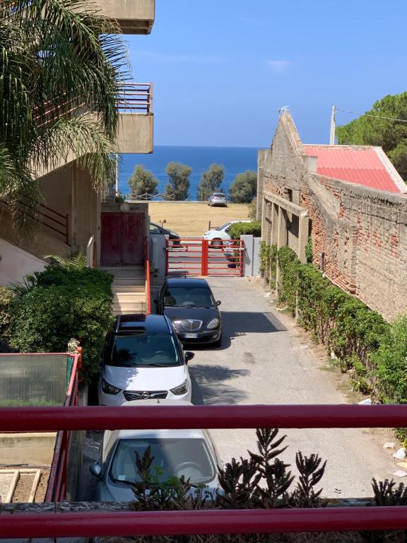 ミラッツォにあるCasa Mare Milazzo - Lenzuola e Asciugamani non inclusi nel prezzoの駐車場に停車した車の集団