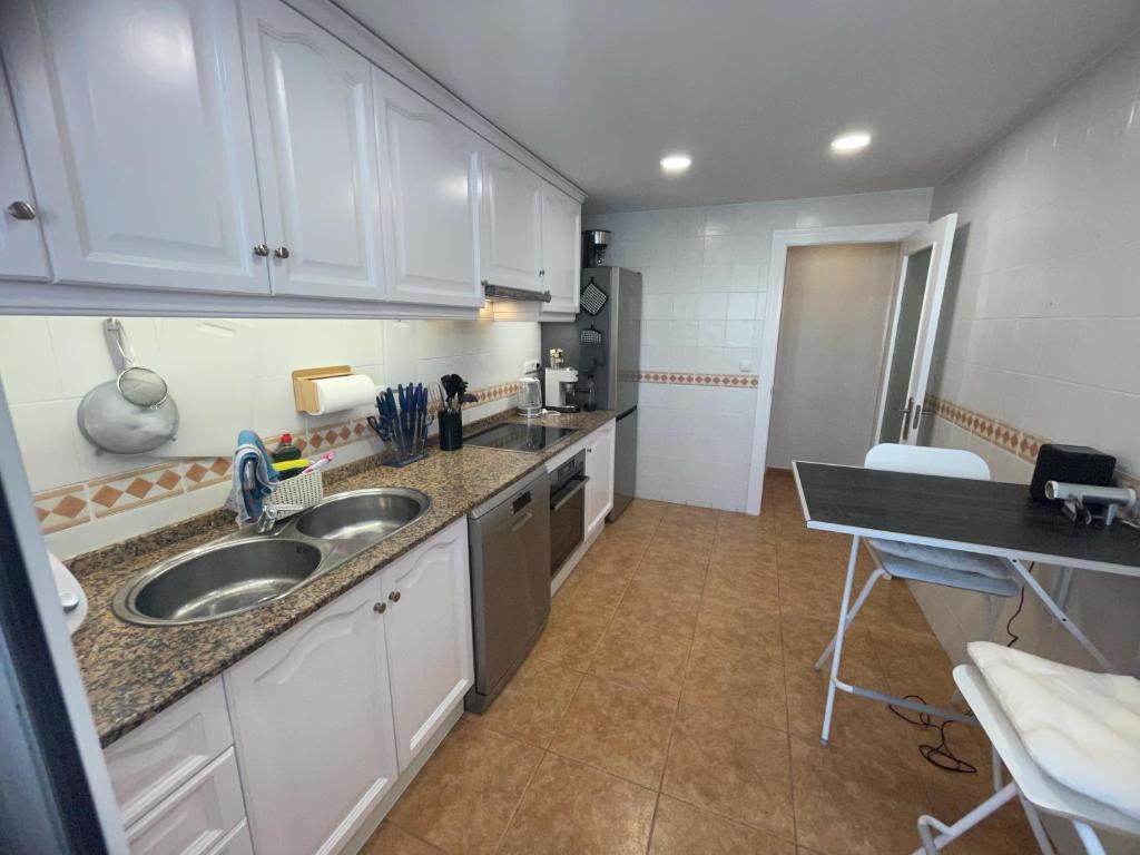 A kitchen or kitchenette at WohnungAltea - Kirche, Berge, am Meer