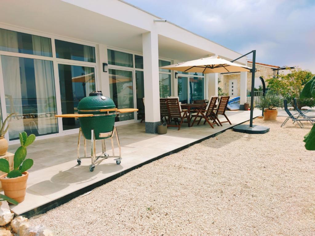 Patio nebo venkovní prostory v ubytování Beachfront Paladina holiday home