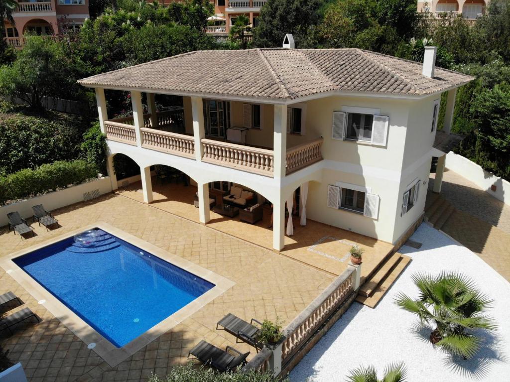 una vista aérea de una casa con piscina en Exclusive Poolvilla Patricia - Camp de Mar, en Andratx