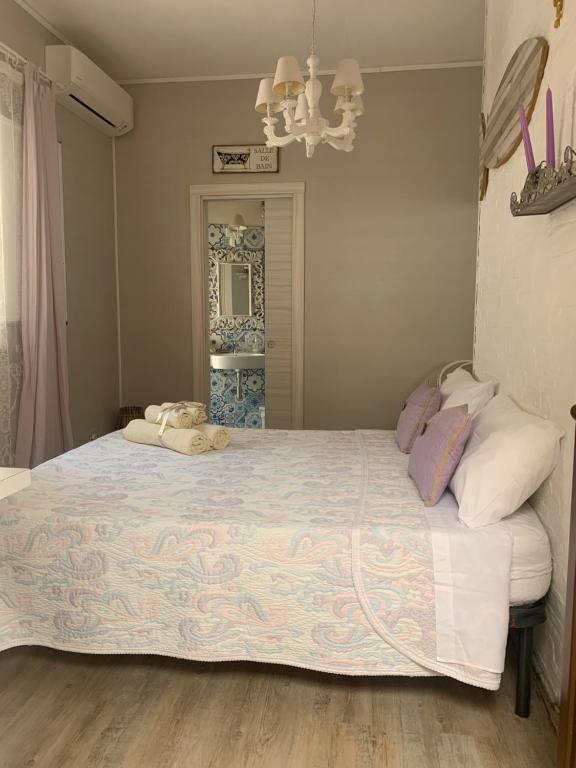 マレッティモにあるCamera matrimoniale LA LAMPUGAのベッドルーム1室(大型ベッド1台、枕付)