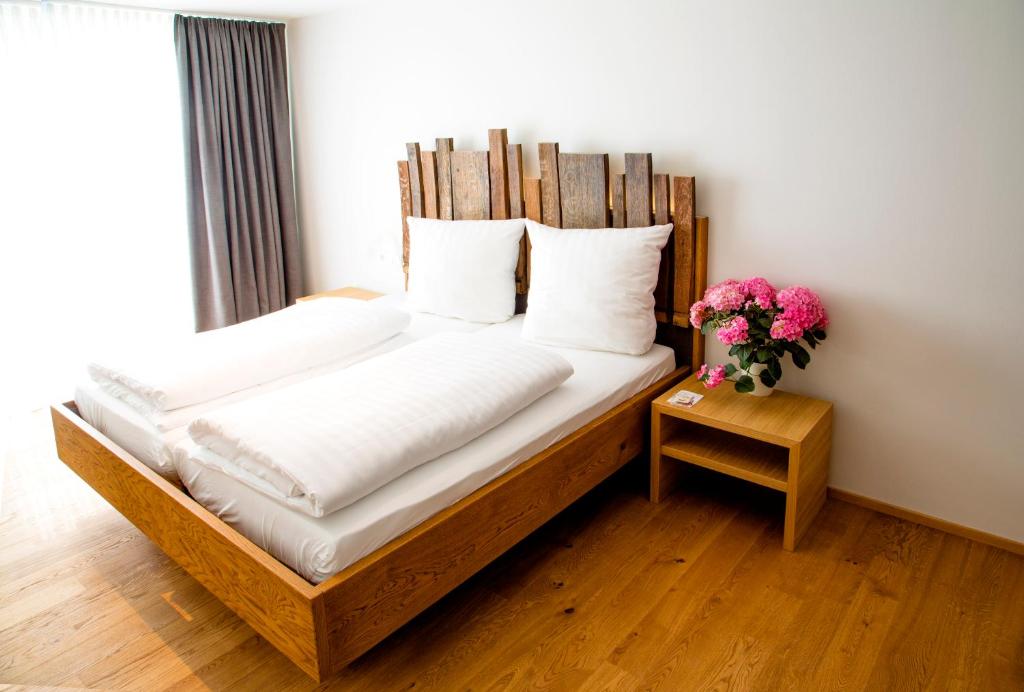 Ein Bett oder Betten in einem Zimmer der Unterkunft Landhotel & Weingut Espenhof