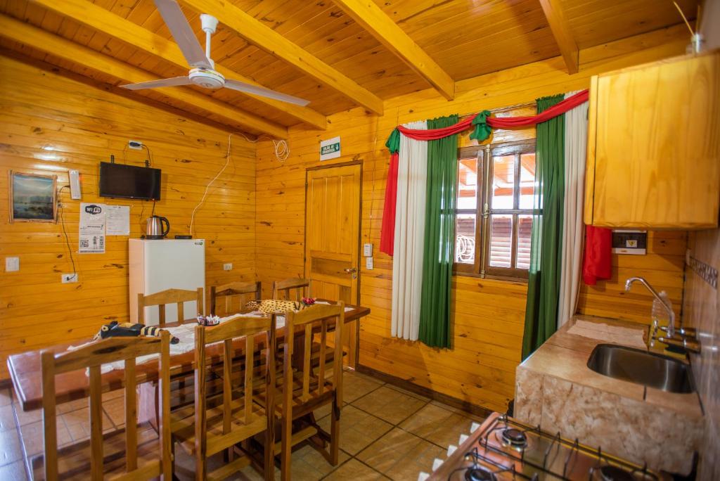 TV a/nebo společenská místnost v ubytování Cabañas La Quinta