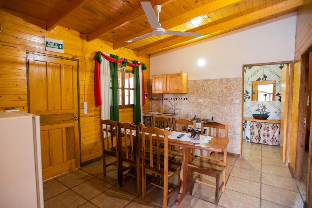Kuchyň nebo kuchyňský kout v ubytování Cabañas La Quinta