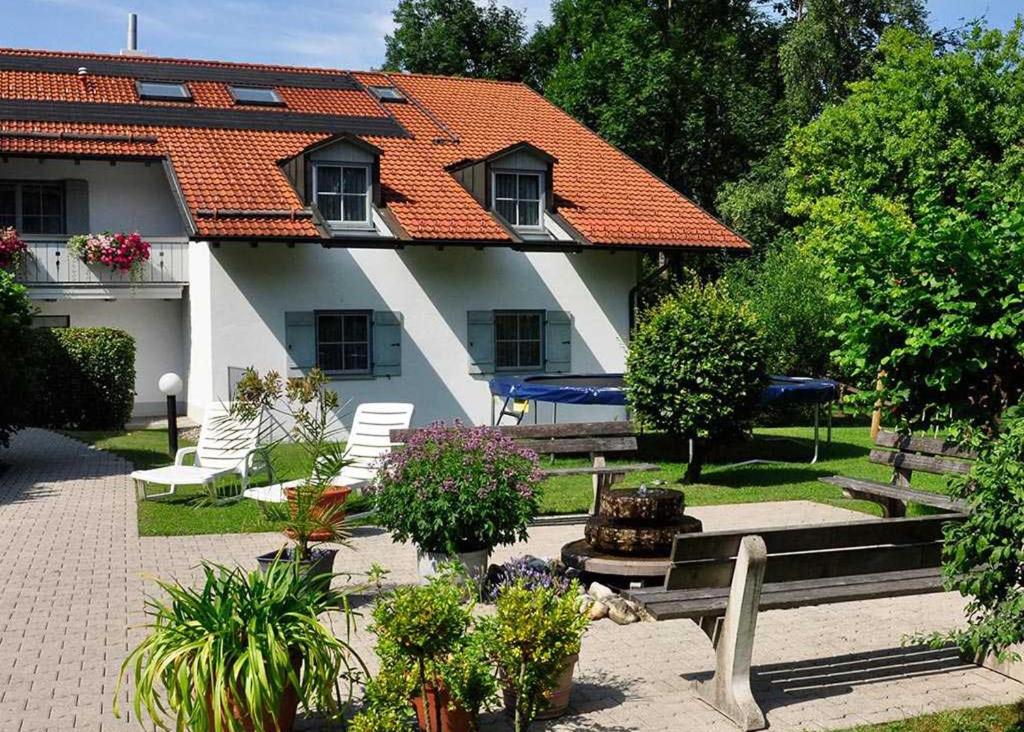 オーバーアウドルフにあるFerienwohnung Brünnsteinblick Kranzhornのベンチと花の家