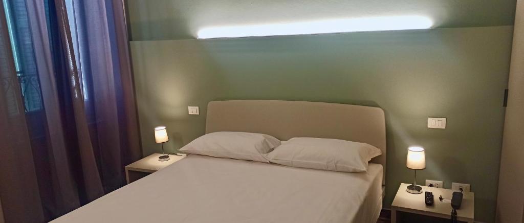 A bed or beds in a room at Hotel Cavallo Bianco