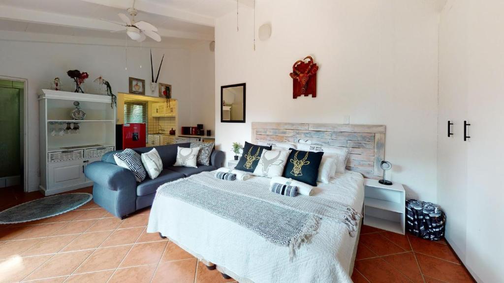 um quarto com uma cama e um sofá em San Lameer Villa 2200 by Top Destinations Rentals em Southbroom