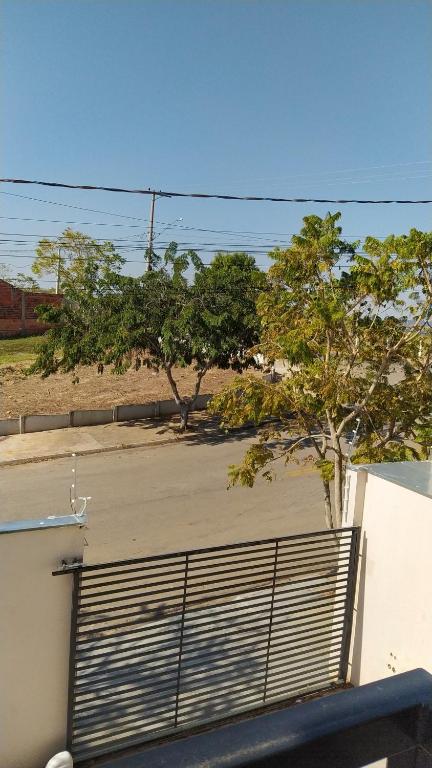 a gate on the side of a building with trees at Refúgio, paraquedismo, balão, 130 km de São Paulo in Pôrto Feliz