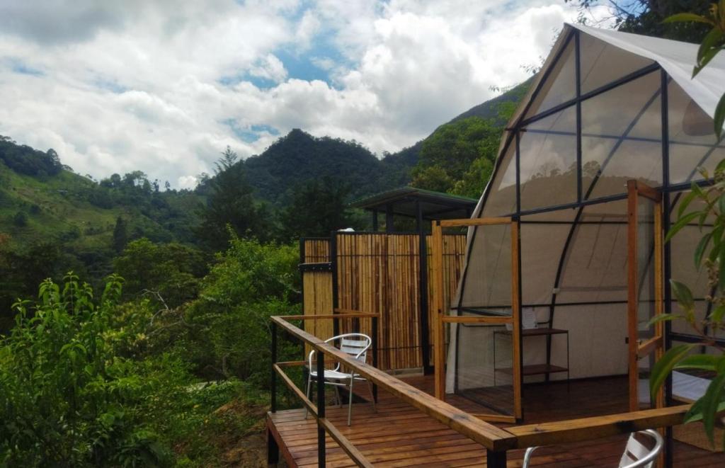 Pemandangan gunung umum atau pemandangan gunung yang diambil dari perkhemahan mewah