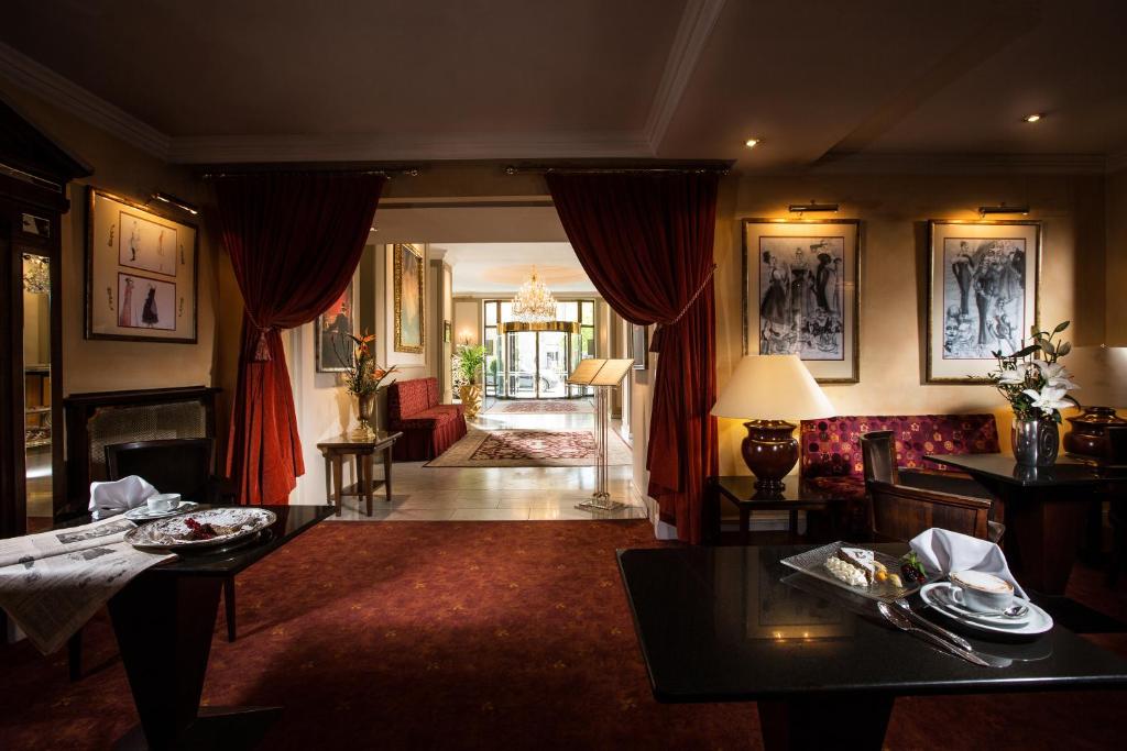 A seating area at Hotel Bristol Salzburg