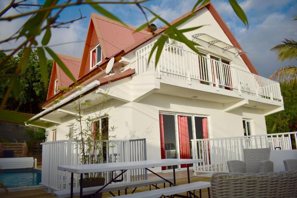 Villa de 4 chambres avec piscine privee jardin clos et wifi a Piton Saint Leu a 5 km de la plage