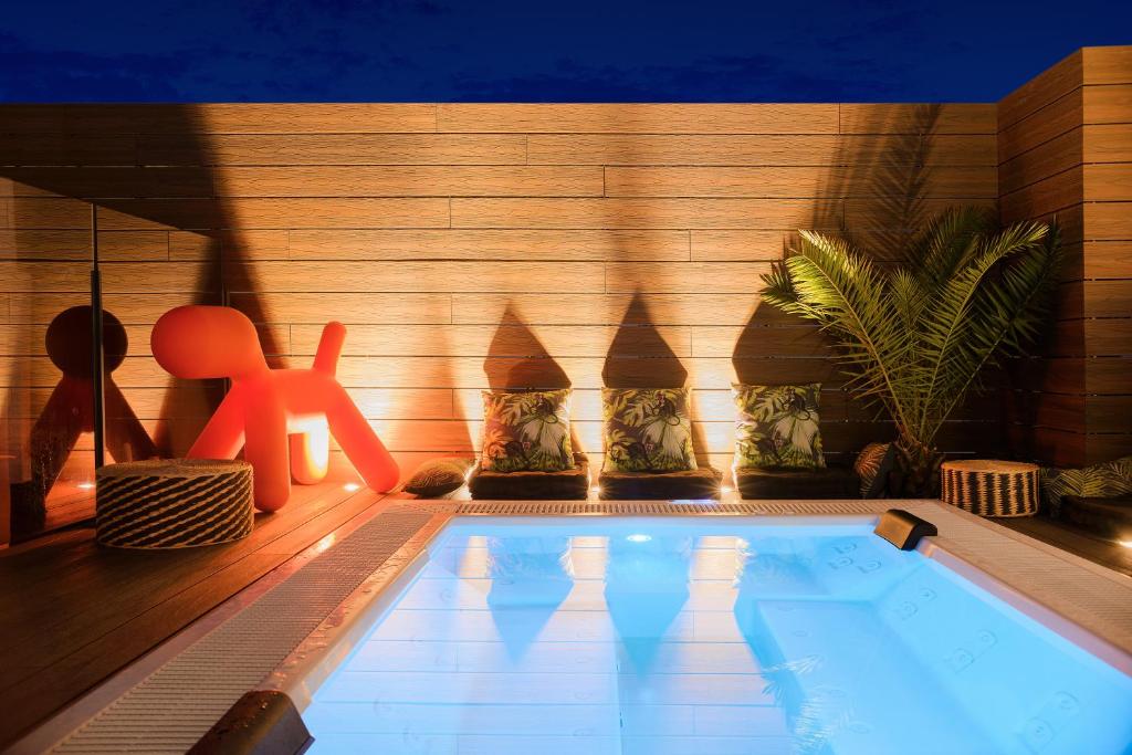 - une piscine dans une chambre dotée d'un canapé dans l'établissement Elite Hotel - Gay Men Only, à Sitges