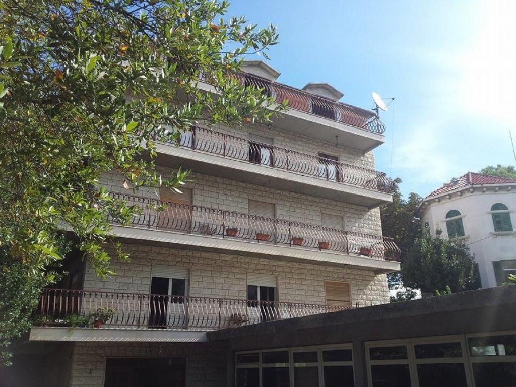 ein Gebäude mit einem Balkon auf der Seite in der Unterkunft Guest House Adriatic in Split