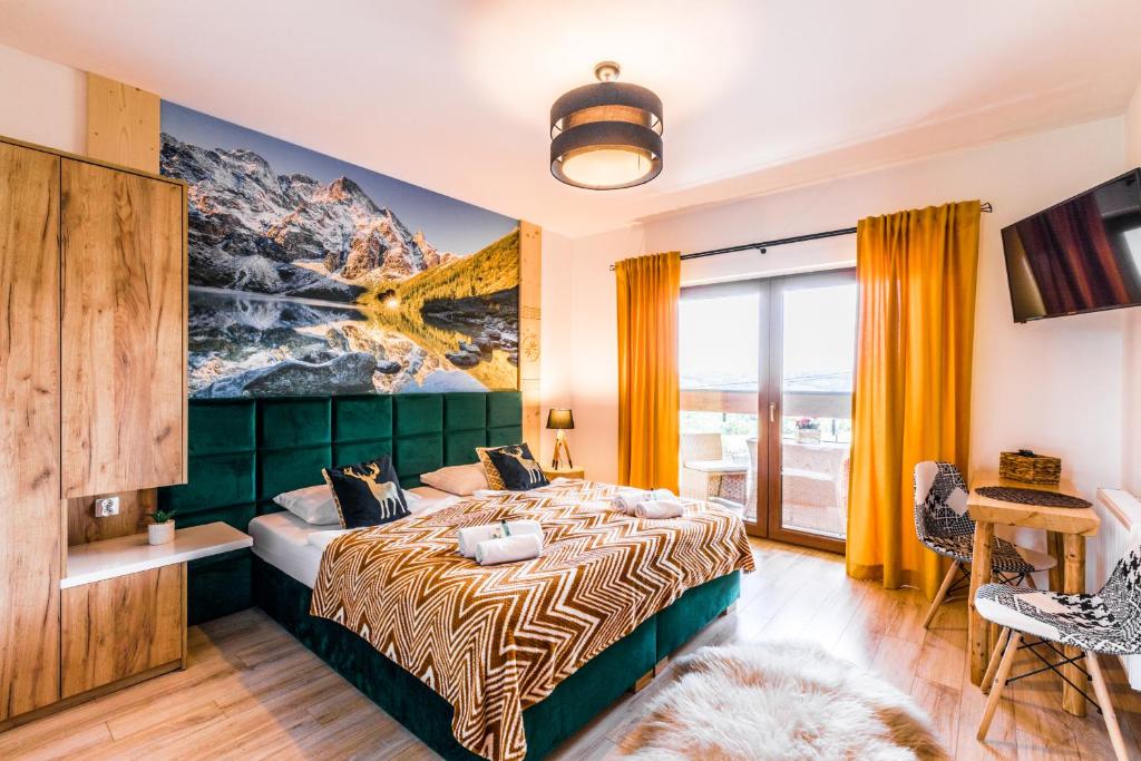 een slaapkamer met een bed en een schilderij aan de muur bij Dom Wczasowy Tatrzański in Szaflary