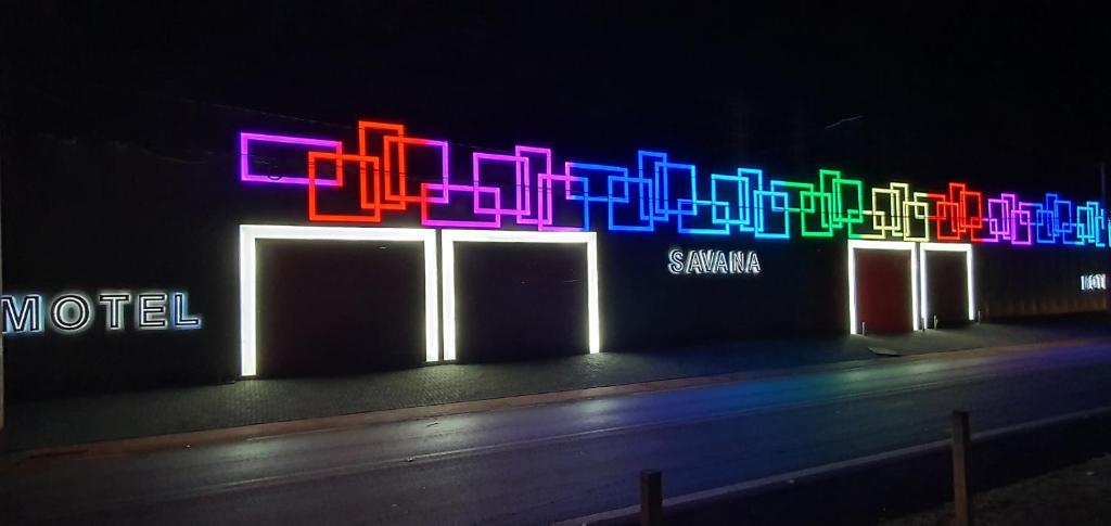 里貝朗普雷圖的住宿－SAVANA，黑暗中带有灯光标志的建筑
