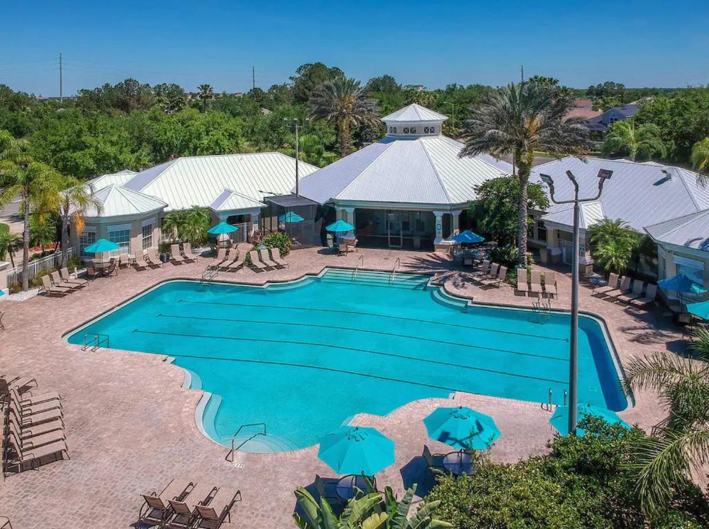 una vista aérea de una piscina en un complejo en Resort-Style Condo Near Disney World en Kissimmee