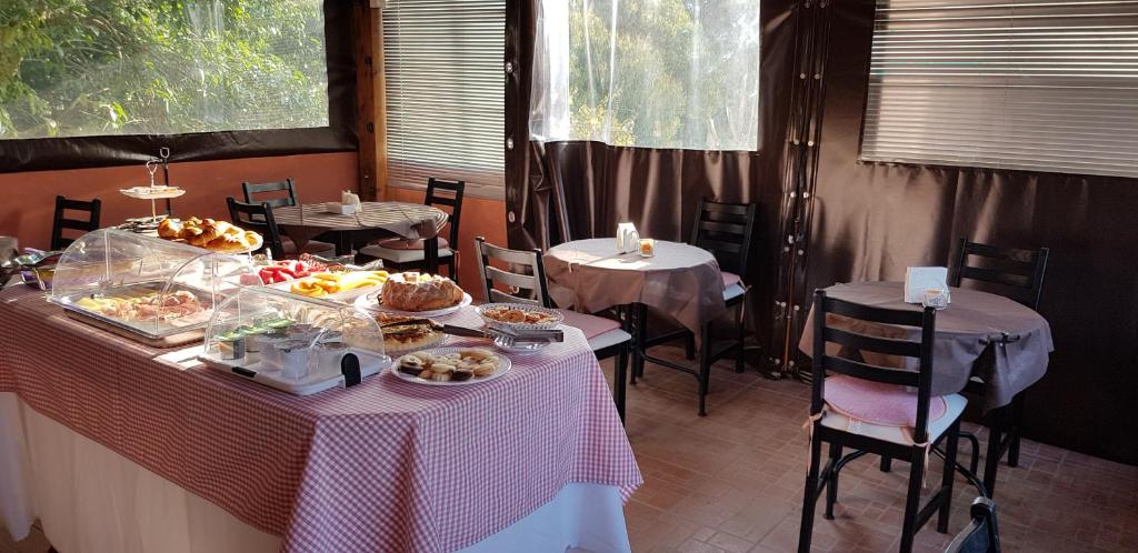 um restaurante com duas mesas com comida em B&B Villa Regina em Pisa