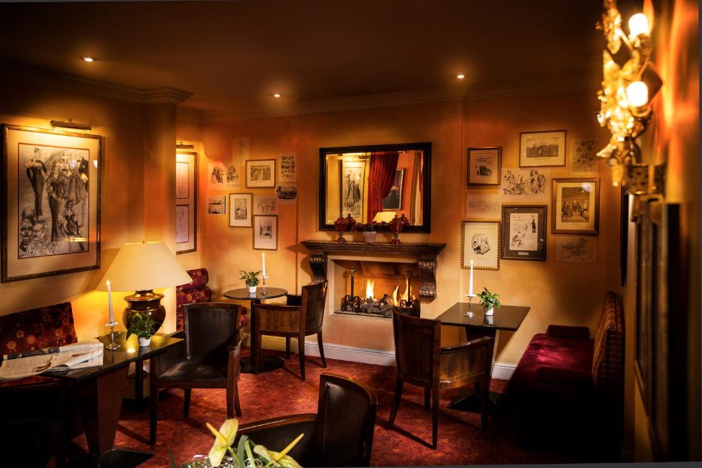 A seating area at Hotel Bristol Salzburg